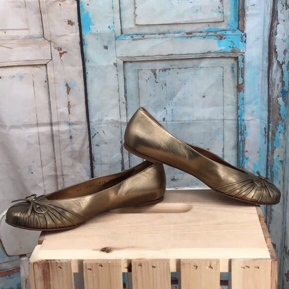 Salvatore Ferragamo Womans 8.5 AA Narrow Metallic Bronze Gold Toned Leather Ball - Picture 9 of 10